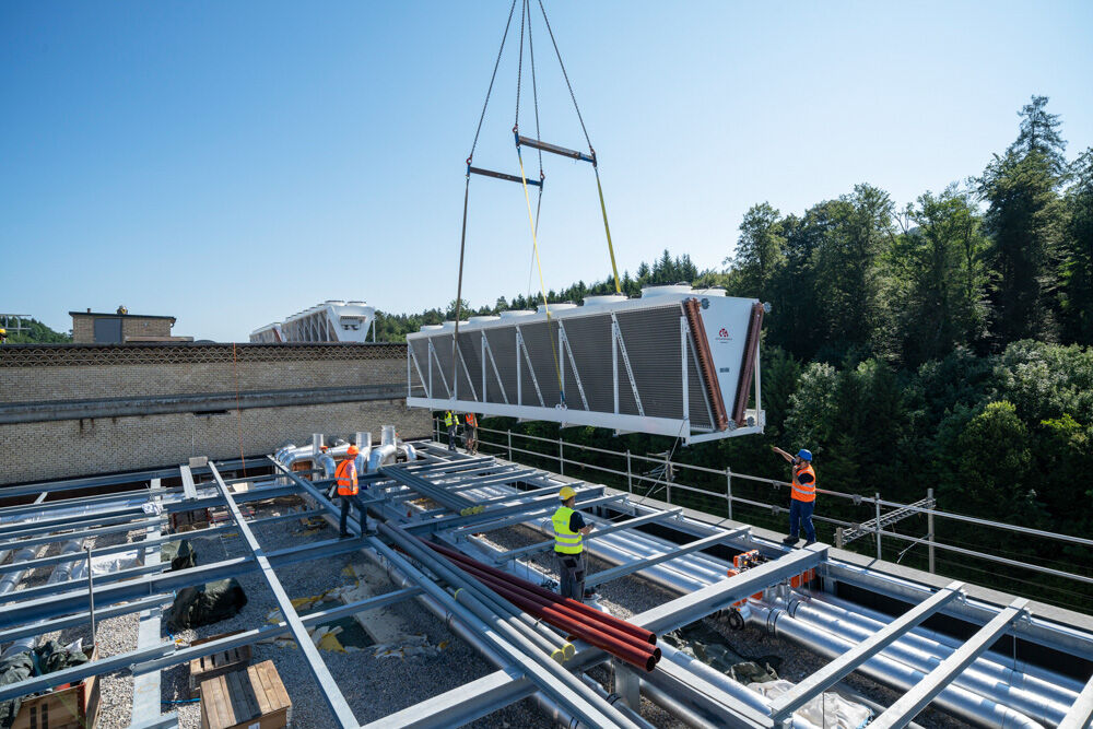 Absetzen der reversiblen Kältemaschinen für das Gewerbeareal «The Valley». (Fotos: EKZ)